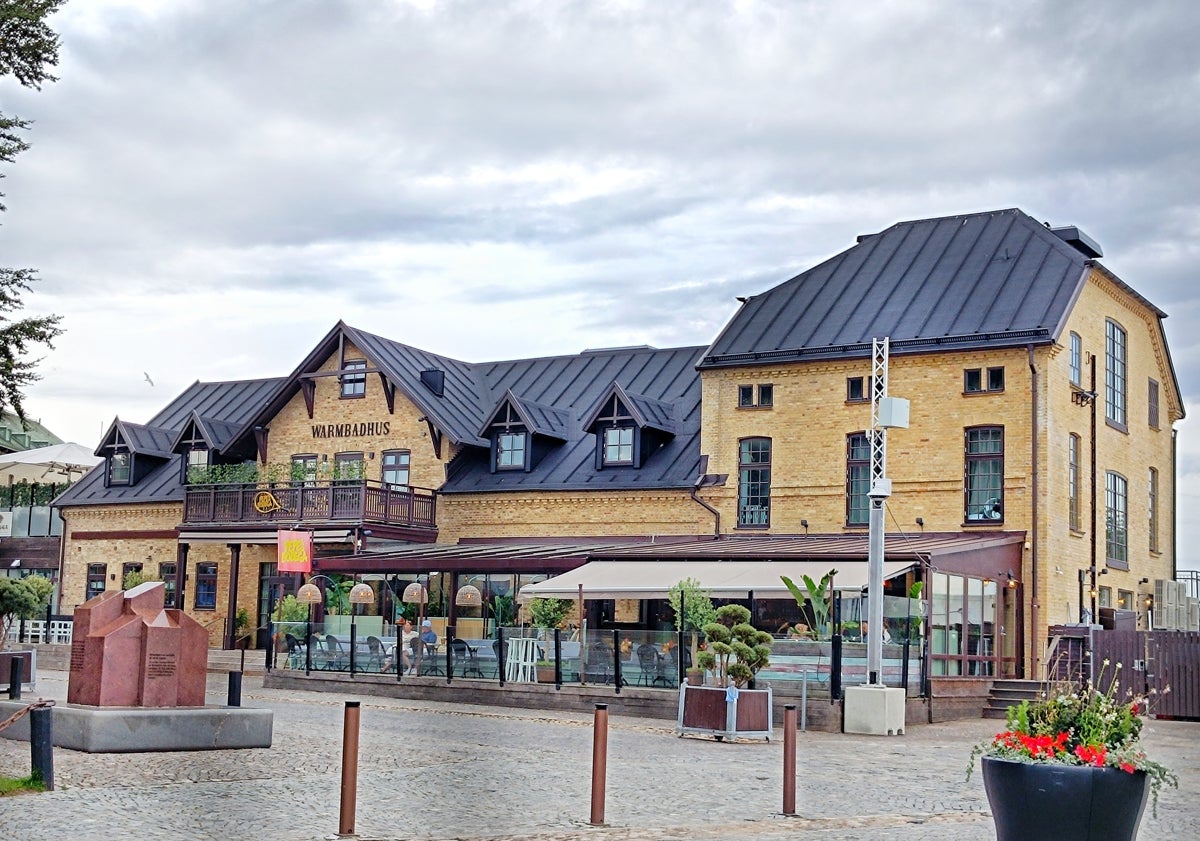 Imagen principal - The old bath house, a boutique and a promenade area.