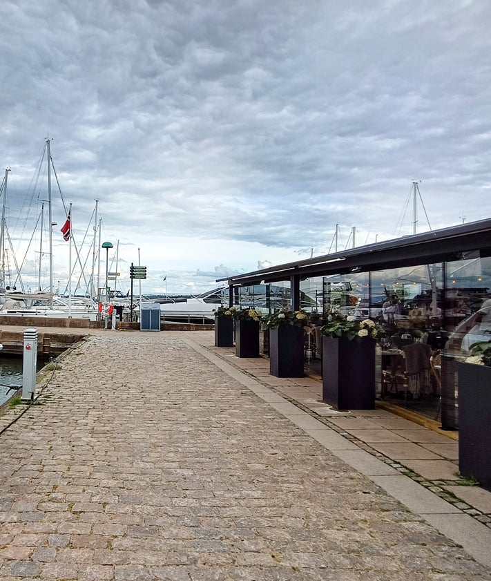 Imagen secundaria 2 - The old bath house, a boutique and a promenade area.