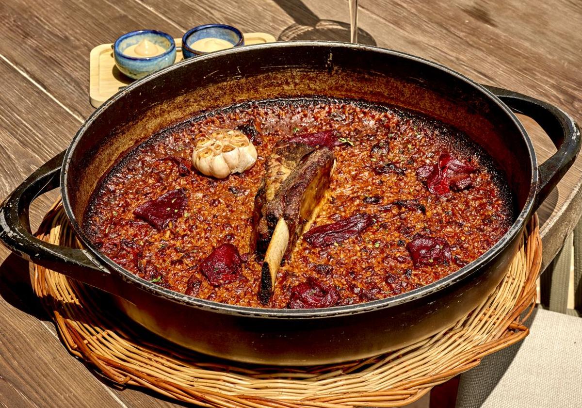 Imagen principal - Rice with ribs and piquillo peppers from Bardot. Cuttlefish black rice from Berebere. Cuttlefish and prawn black rice from Jara.