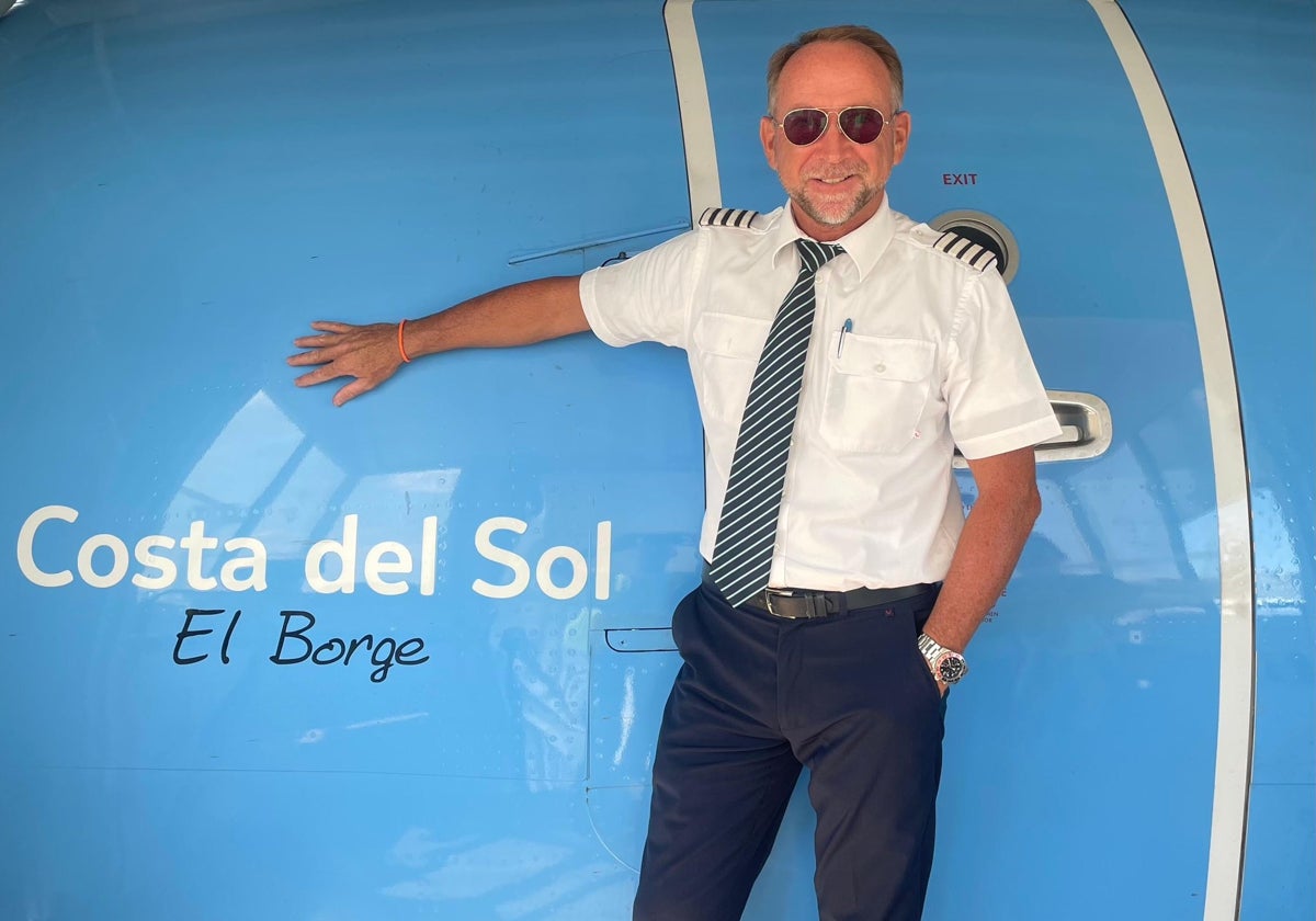 Christian Heisler next to the TUI airline plane.