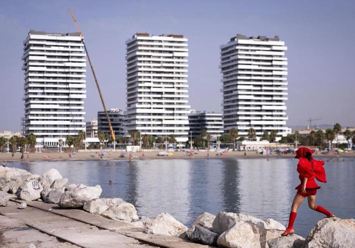 Imagen principal - Who is the woman in red walking the length of the Costa del Sol?