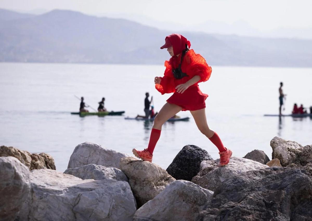Imagen secundaria 1 - Who is the woman in red walking the length of the Costa del Sol?