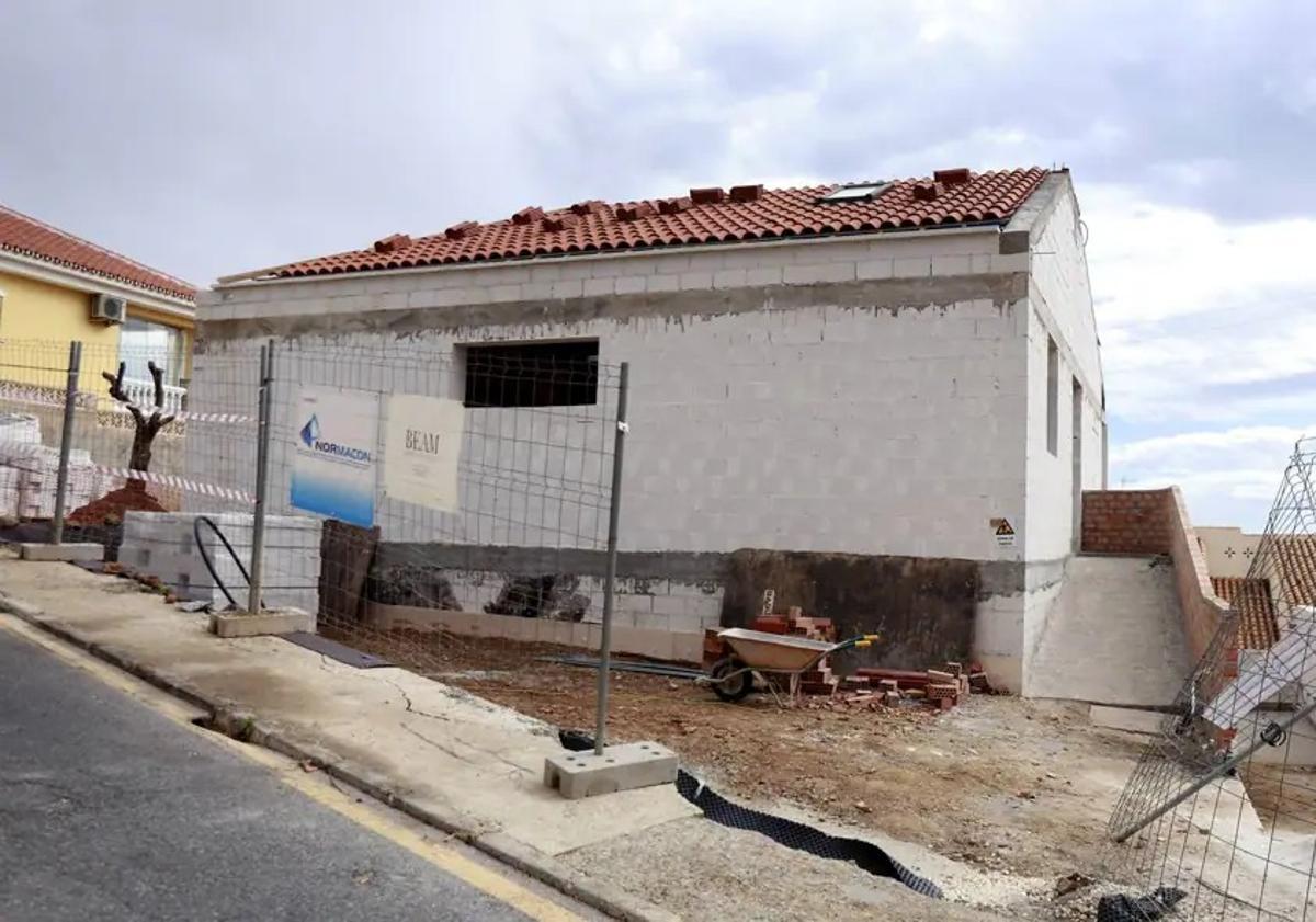 Imagen principal - The walls of the house have been built with crushed stone blocks and soft cement instead of the usual brickwork. 