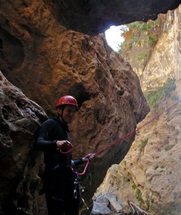 Imagen secundaria 2 - Descend into Granada&#039;s canyons: emerald green water, pools and adventures