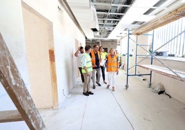 Mayor Ángeles Muñoz visited the facilities with provincial delegate for health Carlos Bautista.