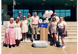 Hayley Wilkins (2r) delivers a cuddle cot to the Estepona hospital earlier this month.