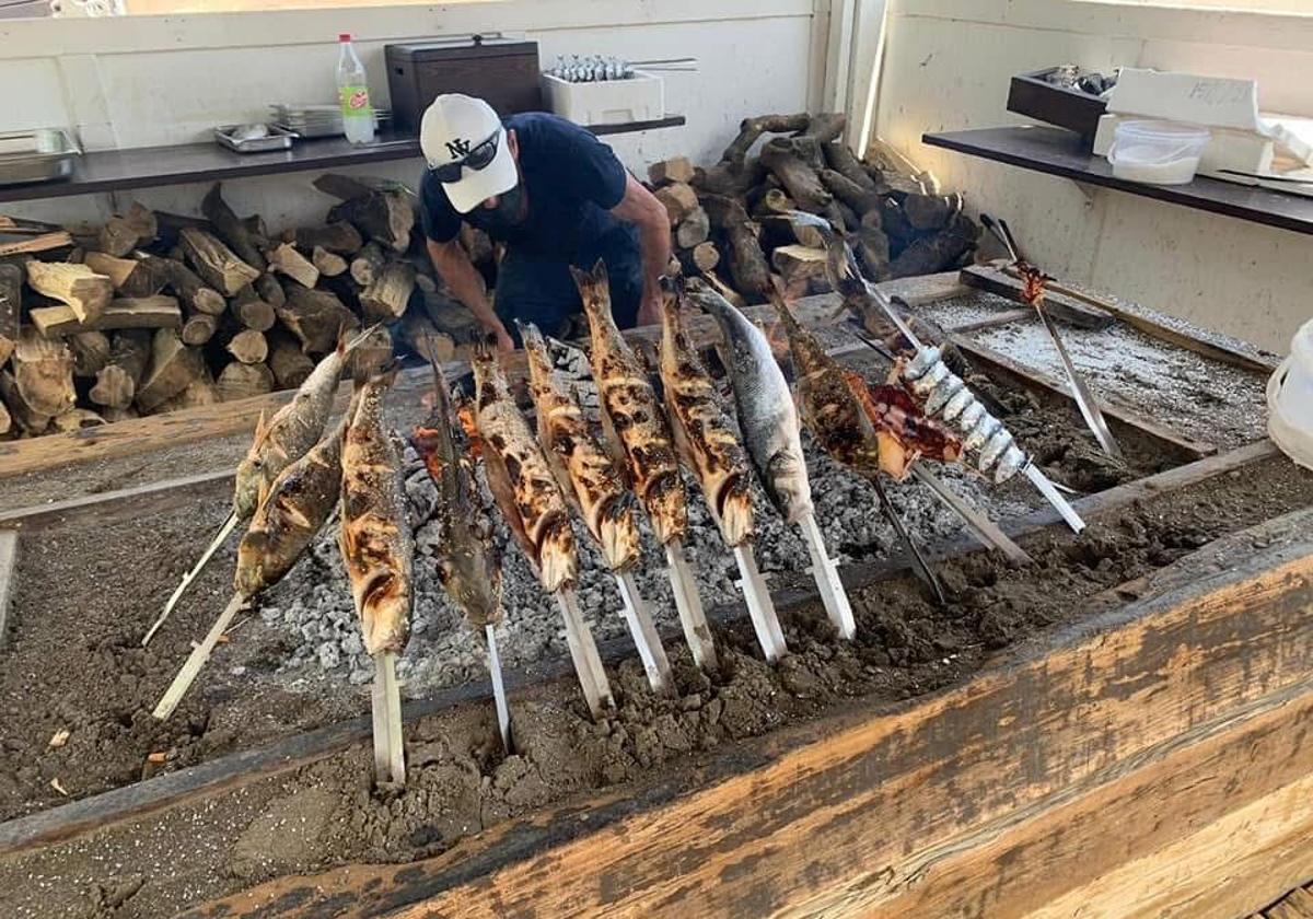 At Manilva's 'chiringuitos', you can enjoy the best skewered fish. Pictured here, a moment of preparation at Chiringuito Ramos.