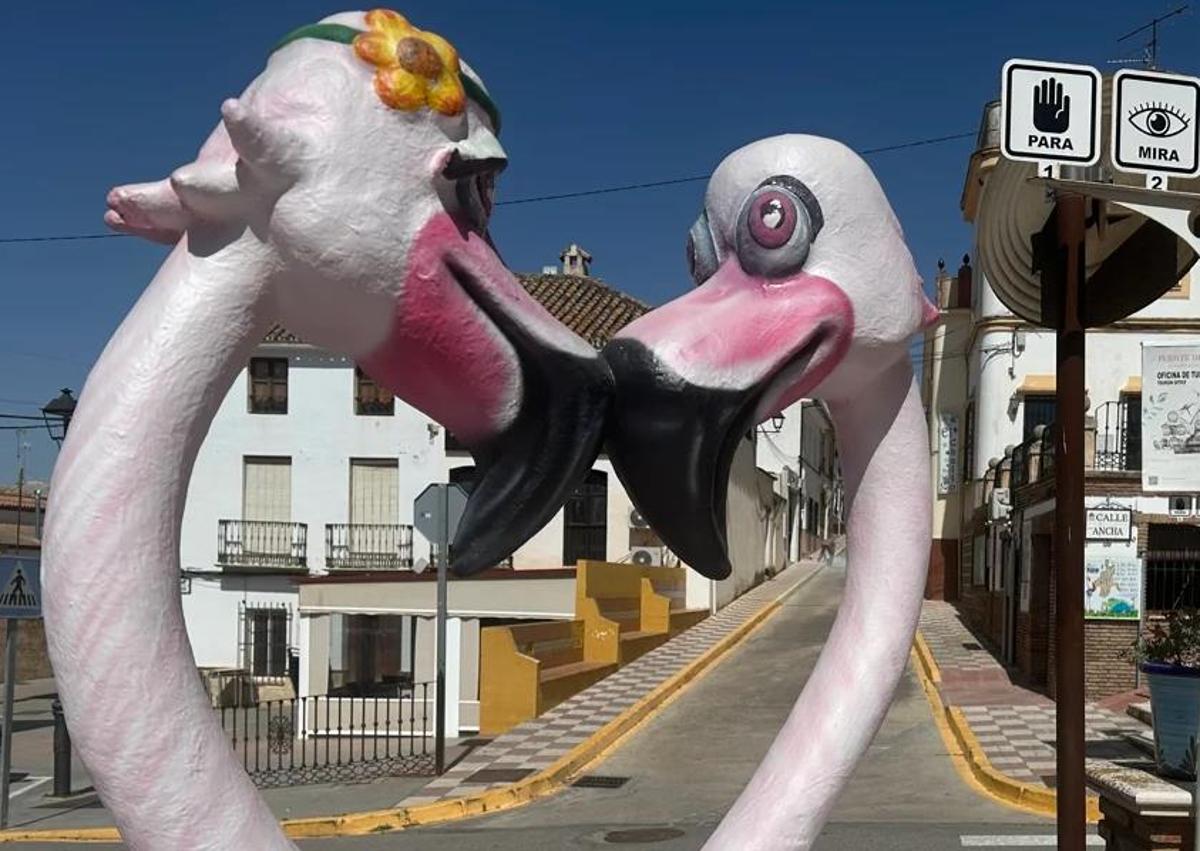 Imagen secundaria 1 - Tourists are flocking to see new life-sized sculptures of &#039;humanised&#039; flamingos in Malaga town that&#039;s famous for the distinctive pink birds