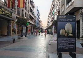 The information panels along Calle del Mar looking towards Plaza de la Axarquía