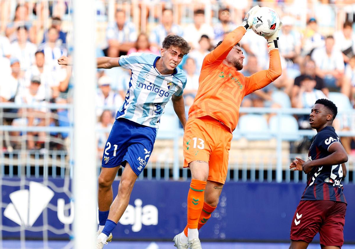 Imagen principal - Malaga CF left frustrated as Eibar hold on in tense season opener