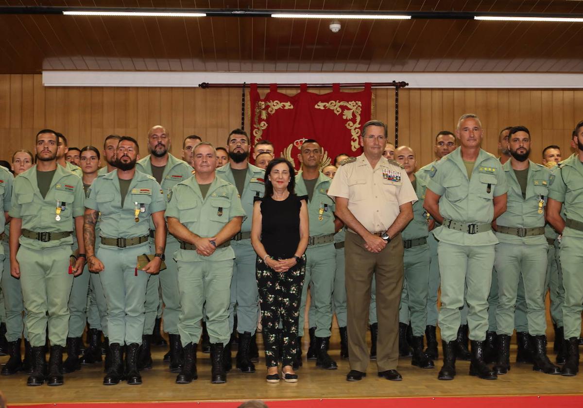 Defence minister Robles, together with the decorated legionnaires.