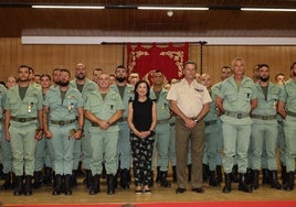 Defence minister Robles, together with the decorated legionnaires.