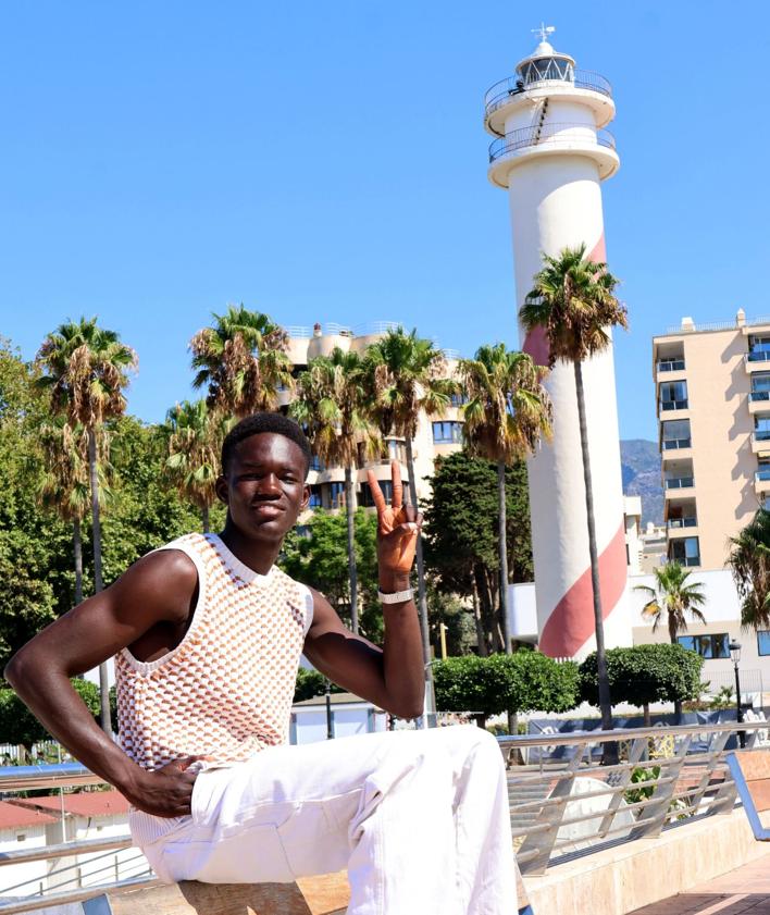 Imagen secundaria 2 - The migrant who went from being a street vendor in Marbella to fashion model