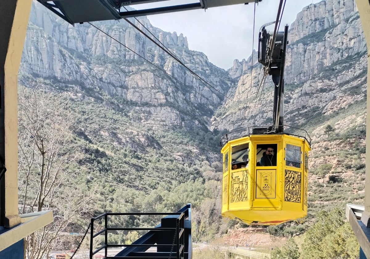 Imagen principal - The Montserrat cable car.