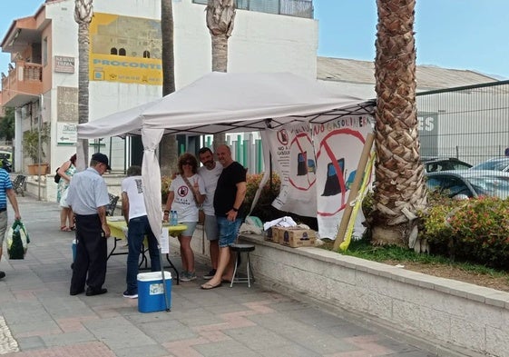 Members of the platform 'No a la gasolinera. Protegemos El Coto' in a campaign to collect signatures.
