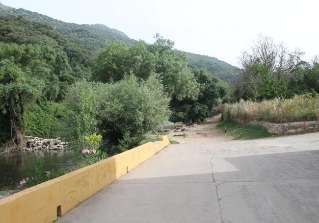 Access to Avenida de la Barca.
