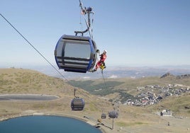Aerial rescue training on the Al Andalus gondola lift, one of the actions carried out during the summer.