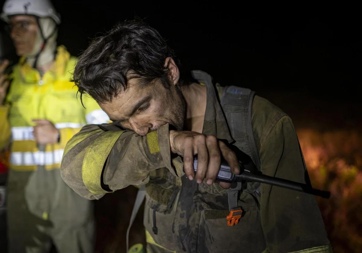 A forest firefighter in the town of Argayo del Sil (León).
