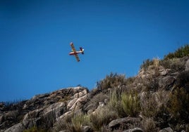 A French Canadair aircraft is involved in extinguishing the fire in Cádavos (Orense).