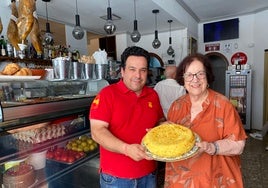 Alberto Márquez and his mother, Isabel Galán, with the famous tortilla de patatas from Bar La Concha.
