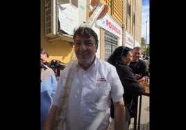 Juan Oliveira, the bar owner collecting beer glasses in the traditional way.
