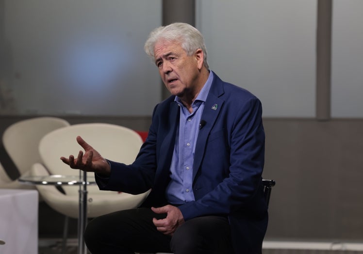 Another image of Emilio Alba during the interview.