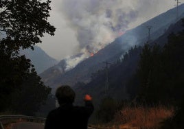 The wind and the outbreaks in the high mountains still make it difficult to extinguish the fire in the León municipality of Igüeña, classified as risk level 2.
