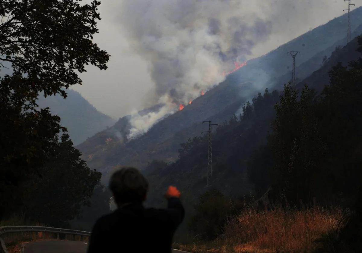 The wind and the outbreaks in the high mountains still make it difficult to extinguish the fire in the León municipality of Igüeña, classified as risk level 2.