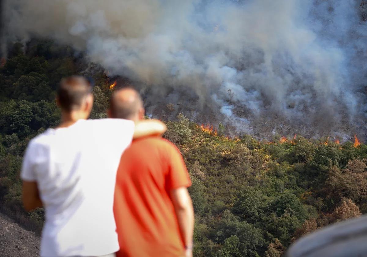 People helplessly watching a fire ravage the O Courel mountain range.